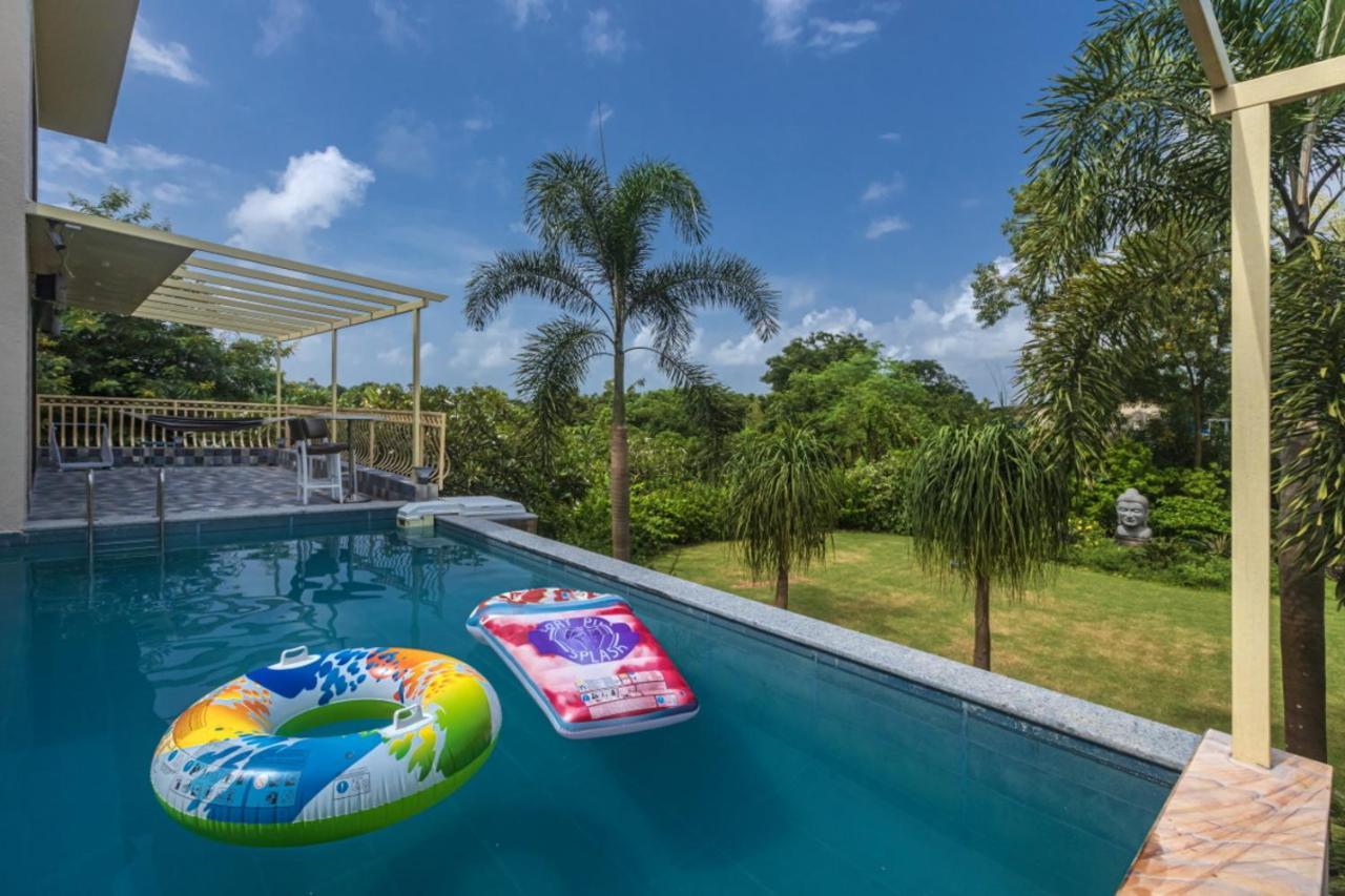 Saffronstays Aura, Alibaug - Luxury Pool Villa With A Game Room And Spacious Lawn Алибаг Екстериор снимка