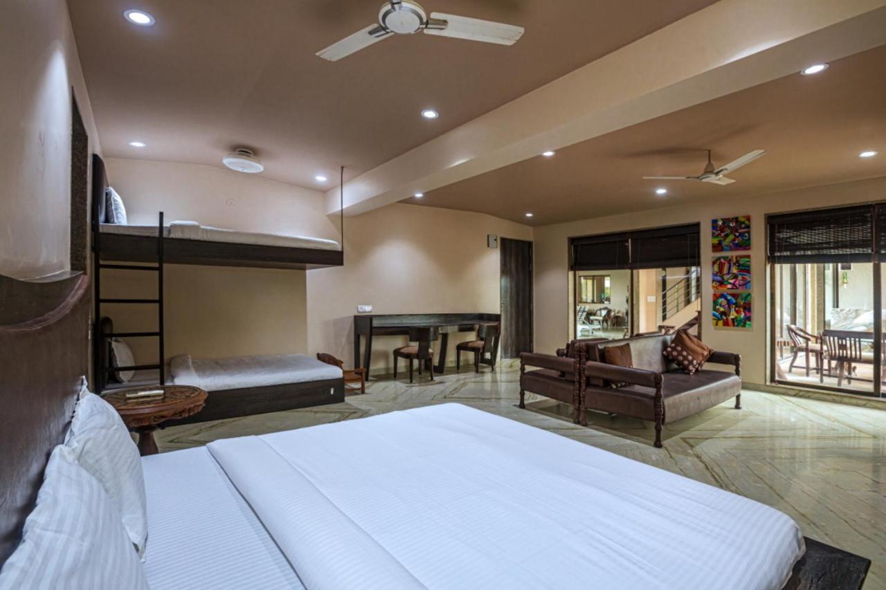 Saffronstays Aura, Alibaug - Luxury Pool Villa With A Game Room And Spacious Lawn Алибаг Екстериор снимка